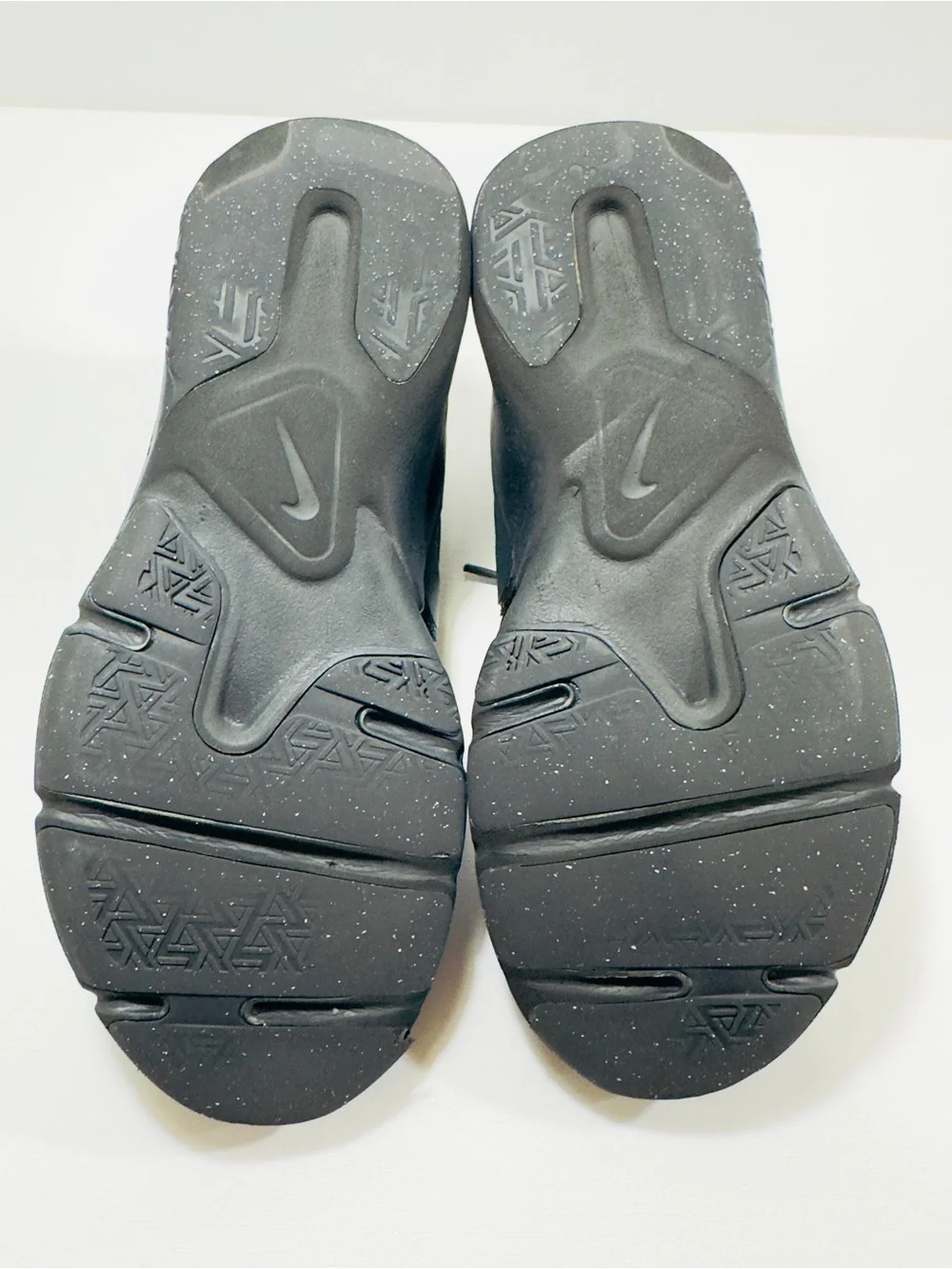Nike Legend Essential 2 Black Men’s Sneakers Size 8 CQ9356-004